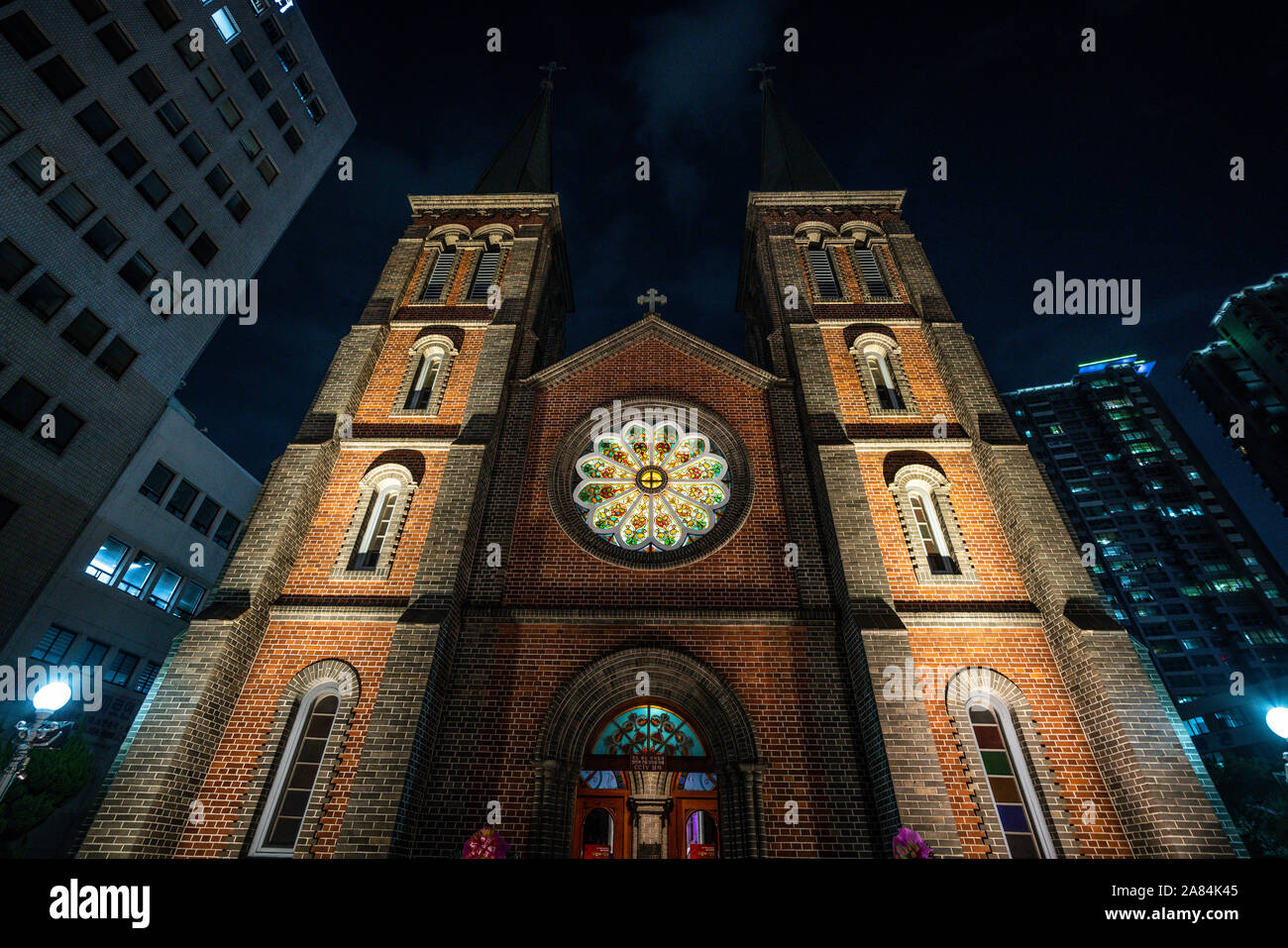 Gyesan Unserer Lieben Frau von Lourdes Kathedrale von Daegu bei Nacht beleuchtet eine katholische Kirche in Daegu in Südkorea Stockfoto