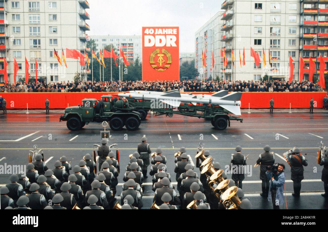 Deutschland, Berlin, Oktober 1989 - Parade der NVA im Osten von Berlin, 1989. Parade der Nationalen Volksarmee (NVA) zum 40. Jubiläum Stockfoto