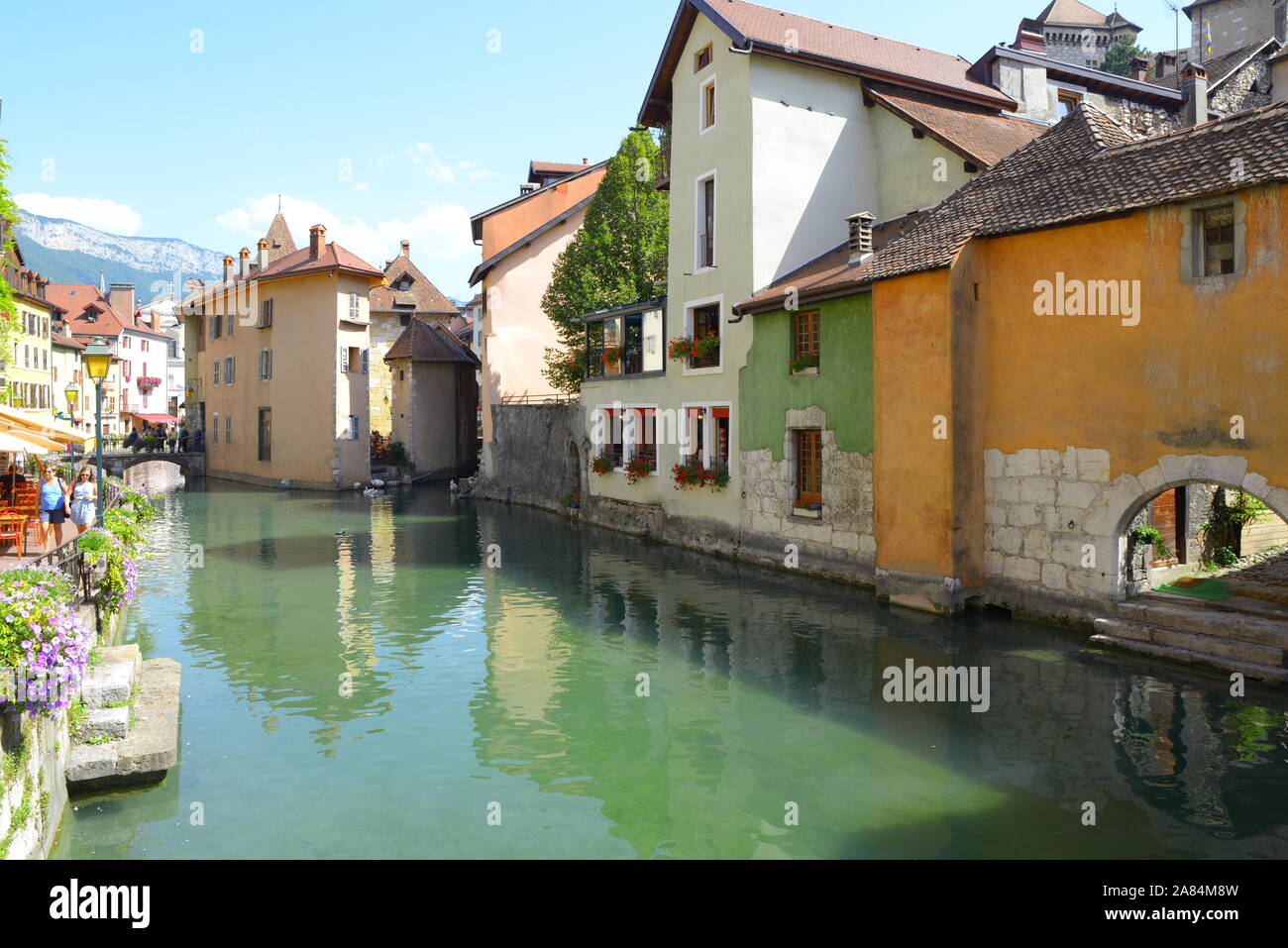 See von Annecy und die Stadt im Sommer. Stockfoto