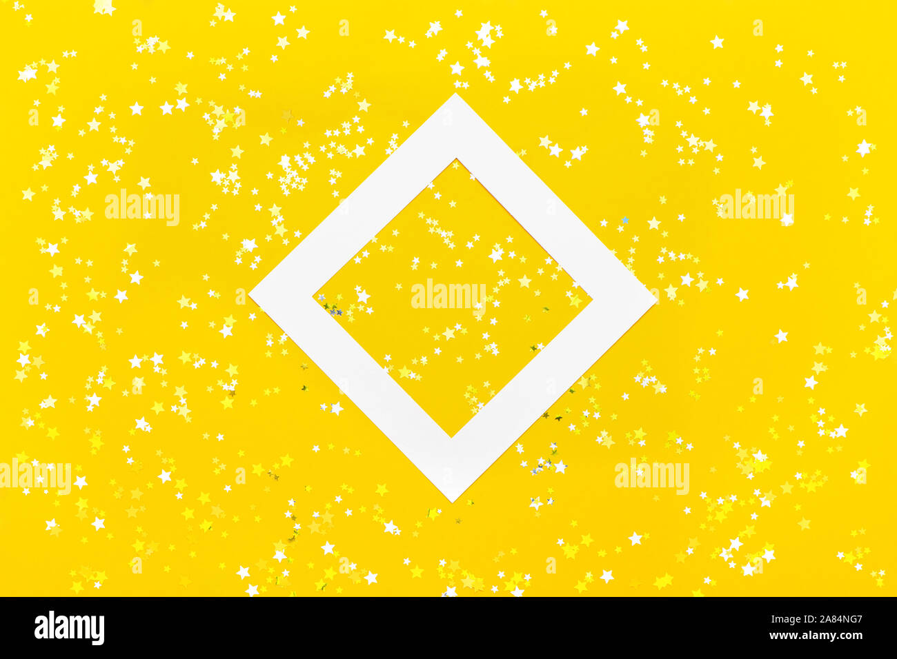 Layout mit weißen Raute Rahmen und kleine goldene Sterne auf gelben Hintergrund. Stockfoto