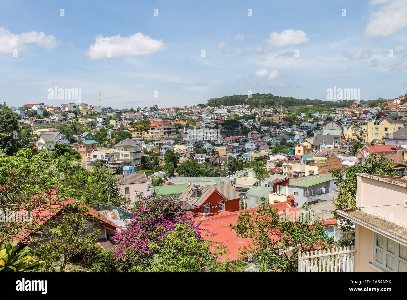 Anzeigen von Dalat (Da Lat) von einem Standpunkt aus, der Stadt in den Bergen in der Provinz Lam Dong in Zentralvietnam. Stockfoto