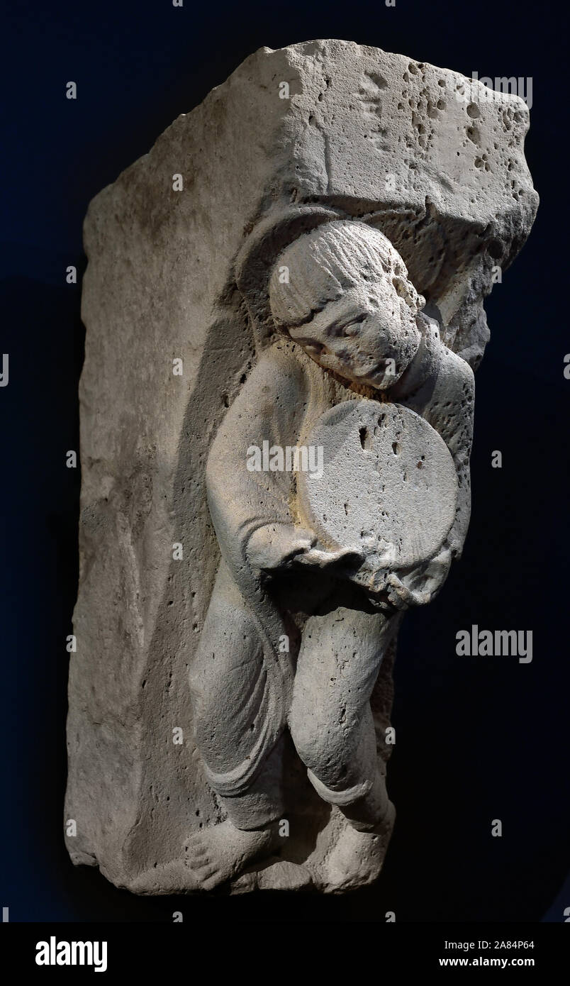 Romanisches Konsolenrelief eines Engels mit einem Schleifstein, um 1150, aus dem Hôtel-Dieu de Paris, Musée de Cluny, Frankreich. Konsole, Engel mit einem Objekt (einen Grindstone) 1150 vom Hotel-Dieu de Paris. Cluny Museum - Nationalmuseum des Mittelalters, Paris, Frankreich, Französisch. Stockfoto