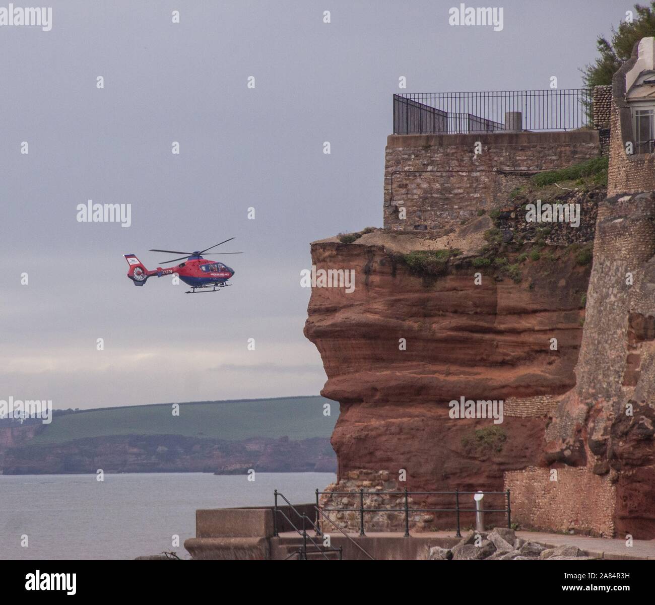 Honiton, Devon, 6. Nov 2019 Devon Air Ambulance unterstützen zu einem Vorfall, bei dem ein Auto war angeblich über eine Klippe an einem entfernten Ort im Westen der Stadt am Meer. Foto Central/Alamy leben Nachrichten Stockfoto