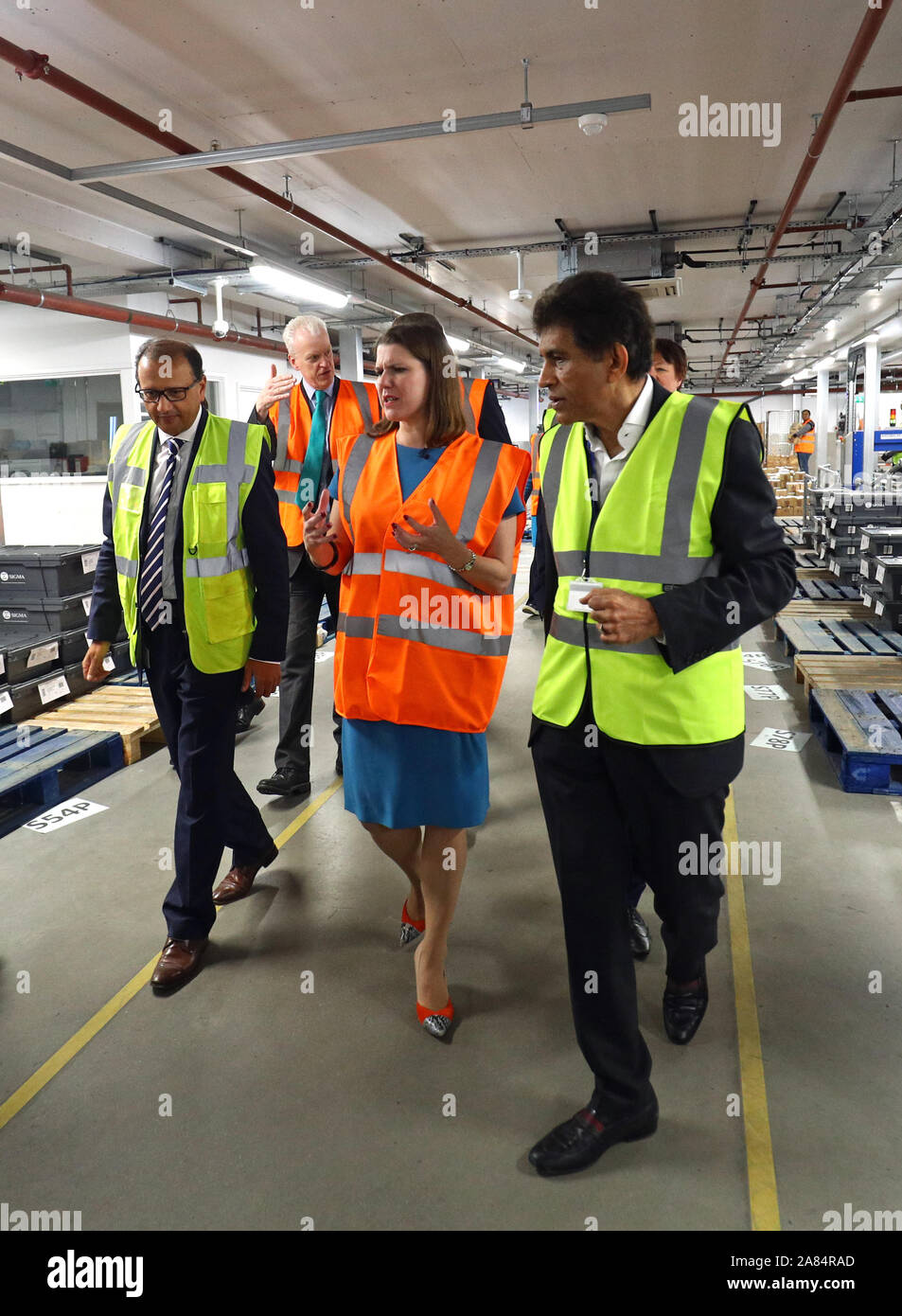 Liberaldemokraten Jo Swinson bei einem Besuch in Sigma Pharmaceuticals in North Watford, London. Stockfoto