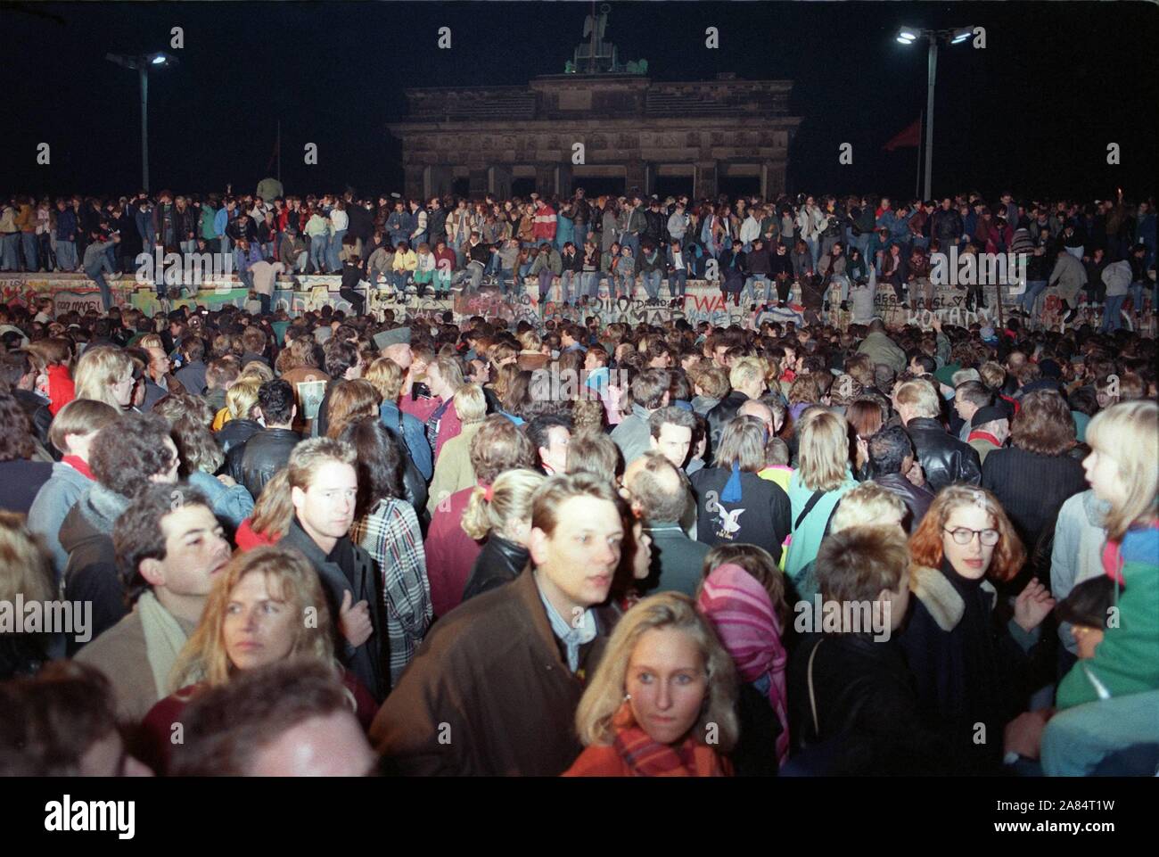 Die Passanten auf die Kerzen in das Ministerium für Staatssicherheit in Dresden am 05. Dezember 1989. Das Tor wurde später an diesem Tag geöffnet. Von Anfang Oktober 1989 (Peter Zimmermann/Allianz/IPA/Fotogramma, BERLIN - 2009-11-02) ps das Foto ist verwendbar in Bezug auf den Kontext, in dem es aufgenommen wurde, und ohne beleidigende Absicht der Anstand des Volkes vertreten Redaktionelle Nutzung Stockfoto