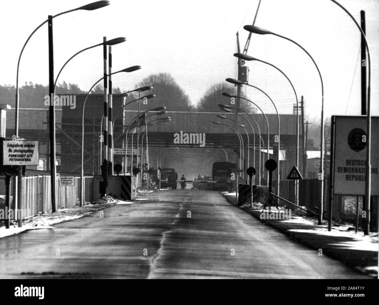 01. Oktober 1961. Ost-berlin Bürgern die Flucht nach West-Berlin aus den Fenstern. Ddr-Behörden hatte begonnen, die Berliner Mauer in den frühen Morgenstunden des 13. August 1961. - 20 SEHR JAHRESTAG DES FALLS DER BERLINER MAUER (/IPA/Fotogramma, - 2009-11-02) ps das Foto ist im Hinblick auf den Kontext, in dem es aufgenommen wurde, und ohne beleidigende Absicht der Anstand der Personen vertreten die redaktionelle Nutzung Stockfoto