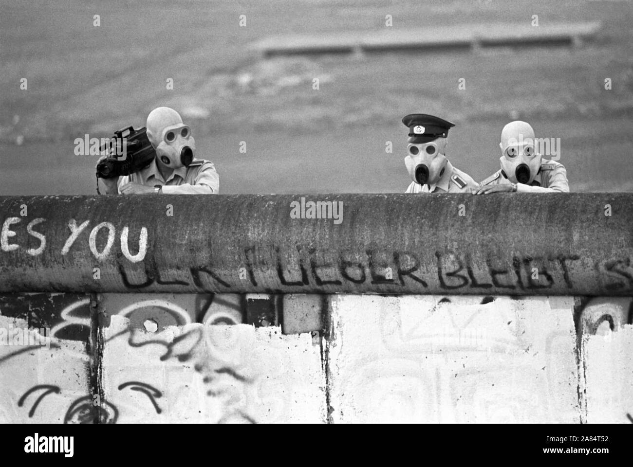 BERLIN - 20. JAHRESTAG DES FALLS DER BERLINER MAUER - Soldaten aus dem Osten Deutschlands MIT ANTI-GASMASKEN AM 21. JULI 1988 - DAS GAS LACRIMOGENO WURDE GEGEN DIE EREIGNISSE UND DIE MARKTEINFÜHRUNG DER SASSI von Demonstranten (DB Metin Yilmaz/Allianz/IPA, BERLIN - 2009-08-23) ps das Foto ist verwendbar in Bezug auf den Kontext, in dem es aufgenommen wurde, und ohne beleidigende Absicht der Anstand des Volkes vertreten Redaktionelle Nutzung Stockfoto