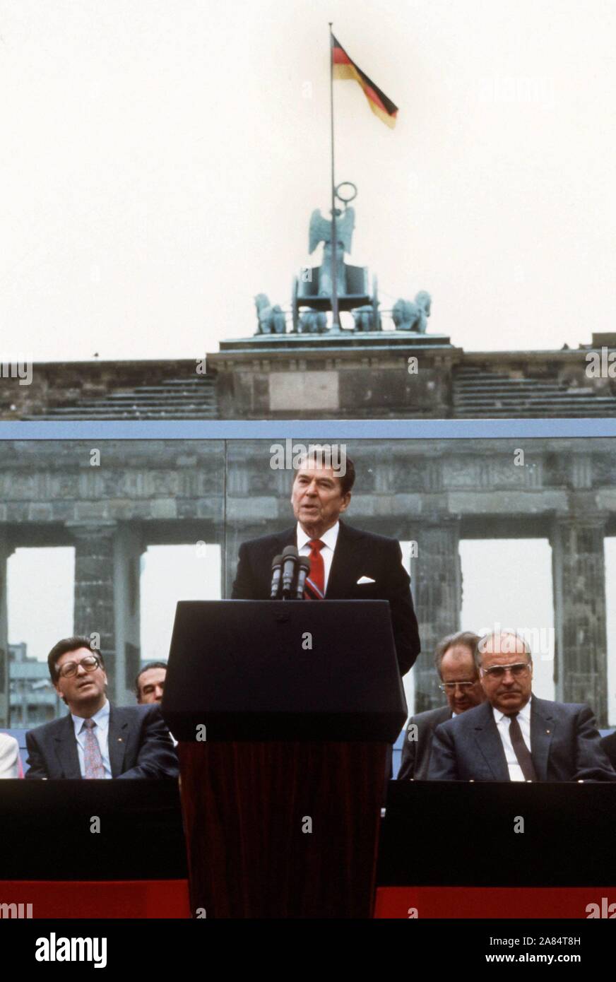 BERLIN - 20. JAHRESTAG DES FALLS DER BERLINER MAUER - Besuch von Ronald Reagan AM 12. JUNI 1987 - AUF DER RECHTEN SEITE DER DEUTSCHE Helmut KOHL Bundeskanzler (Alliance/IPA/Fotogramma, BERLIN - 2009-08-23) ps das Foto im Respekt für den Zusammenhang, in dem es aufgenommen wurde verwendet werden können, und ohne beleidigende Absicht der Anstand der Personen vertreten die redaktionelle Nutzung Stockfoto