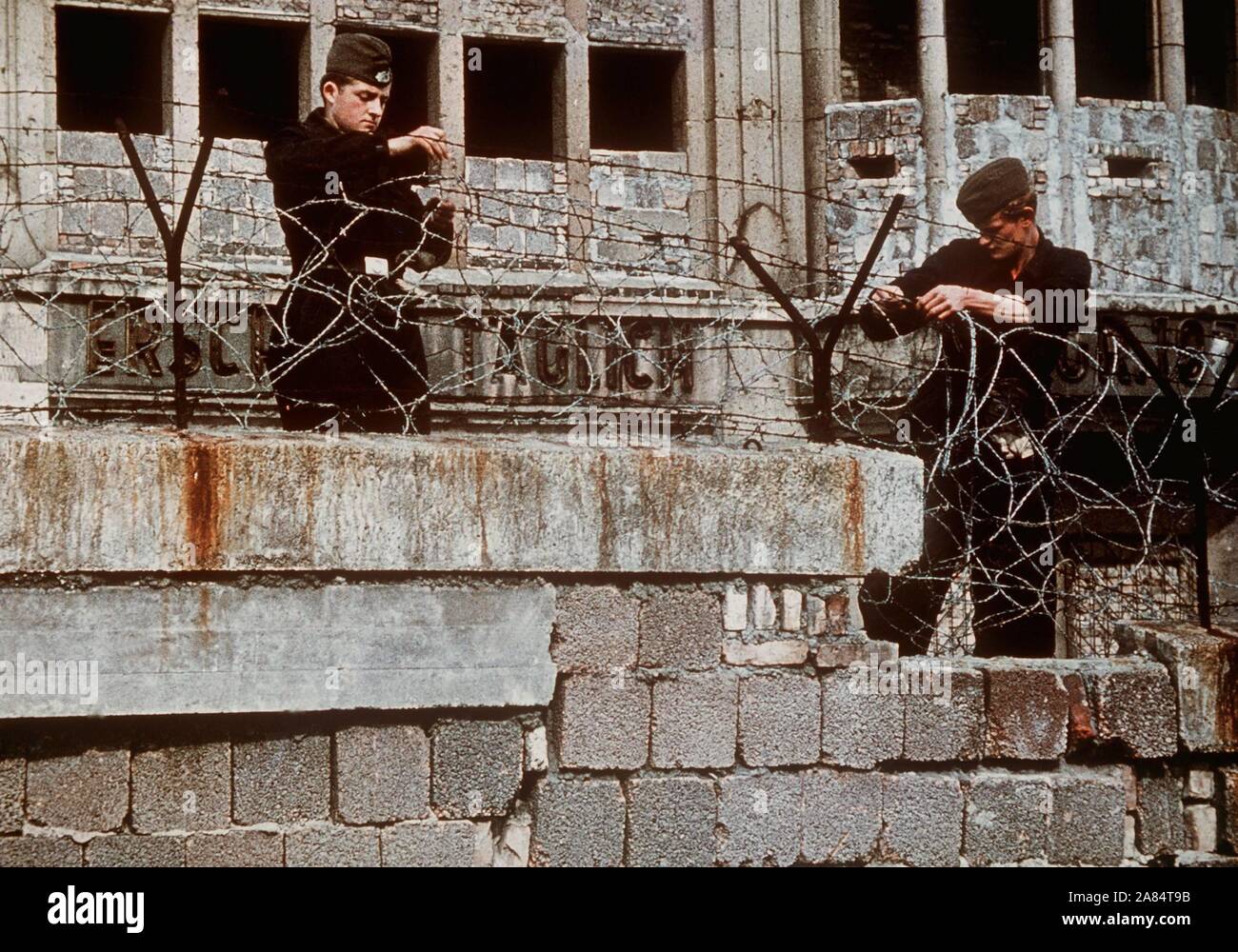 BERLIN - 20. JAHRESTAG DES FALLS DER BERLINER MAUER - 13. August 1961 - SOLDATEN DER DDR FARBE DIE DURCH GEWINDE (Vonderheid/Allianz/IPA/Fotogramma, BERLIN - 2009-08-23) ps das Foto kann in Bezug auf den Kontext, in dem es aufgenommen wurde verwendet werden, und ohne beleidigende Absicht der Anstand des Volkes vertreten Redaktionelle Nutzung Stockfoto