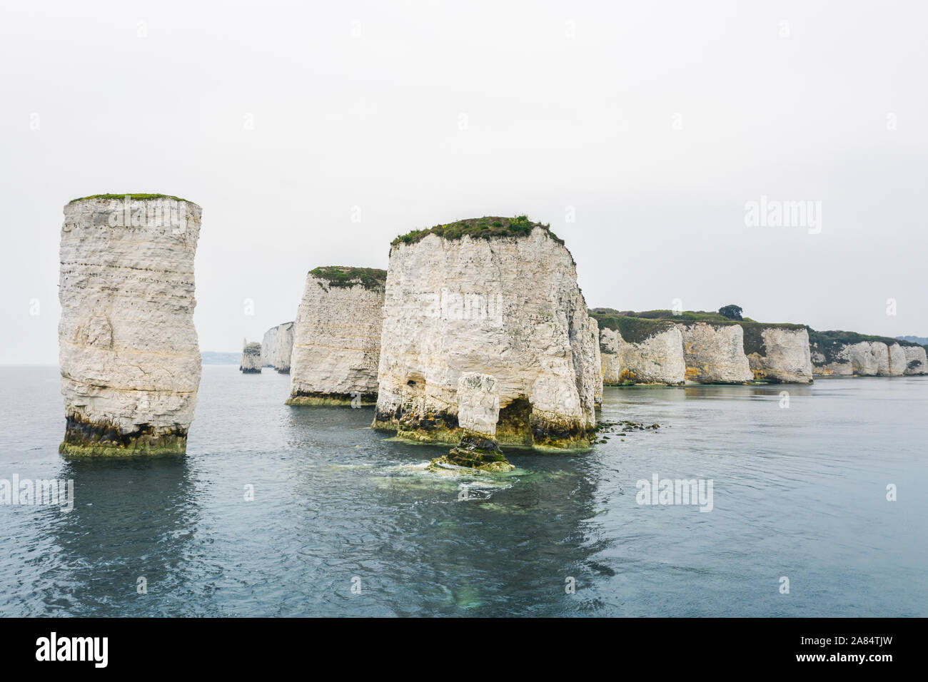 Blick auf Old Harry Rocks in Dorset, England, geschossen mit Drohne vom Meer aus. Stockfoto