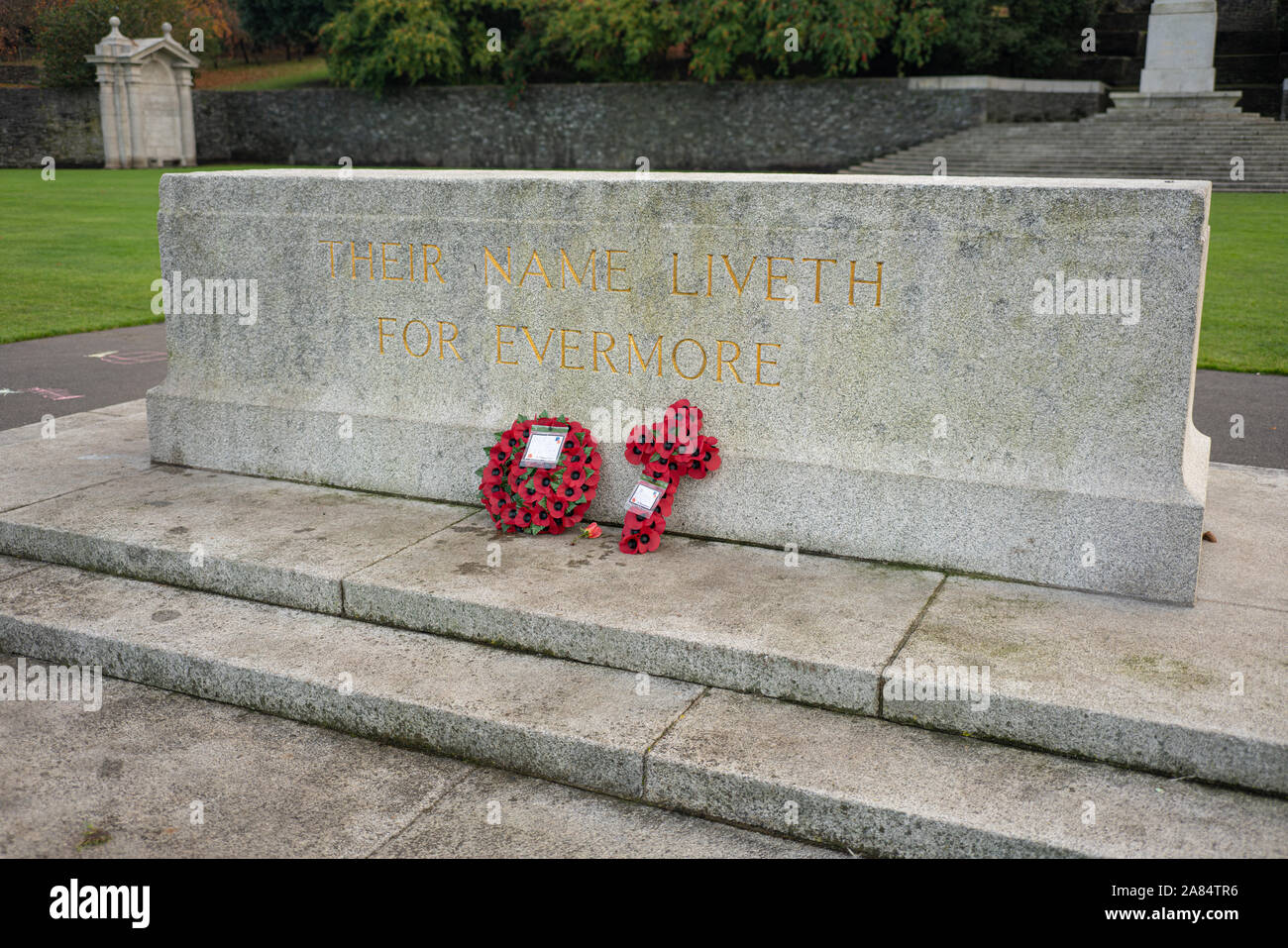 Denkmal in irischen National War Memorial Gardens mit Inschrift "Ihre Namen lebt immer mehr." Die Stadt Dublin, Irland. Stockfoto