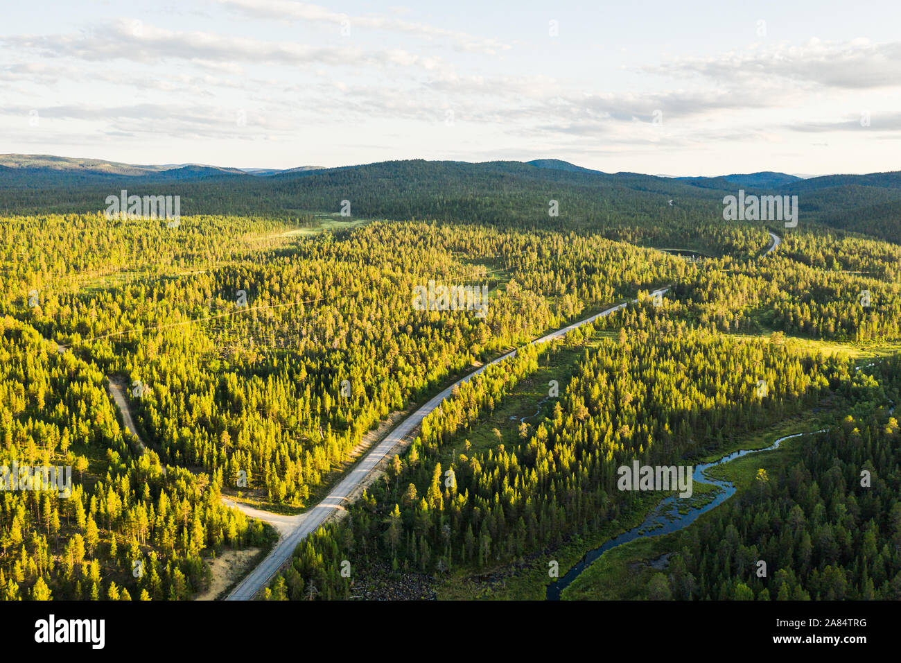 Eine Straße führt durch die finnische Landschaft Stockfoto