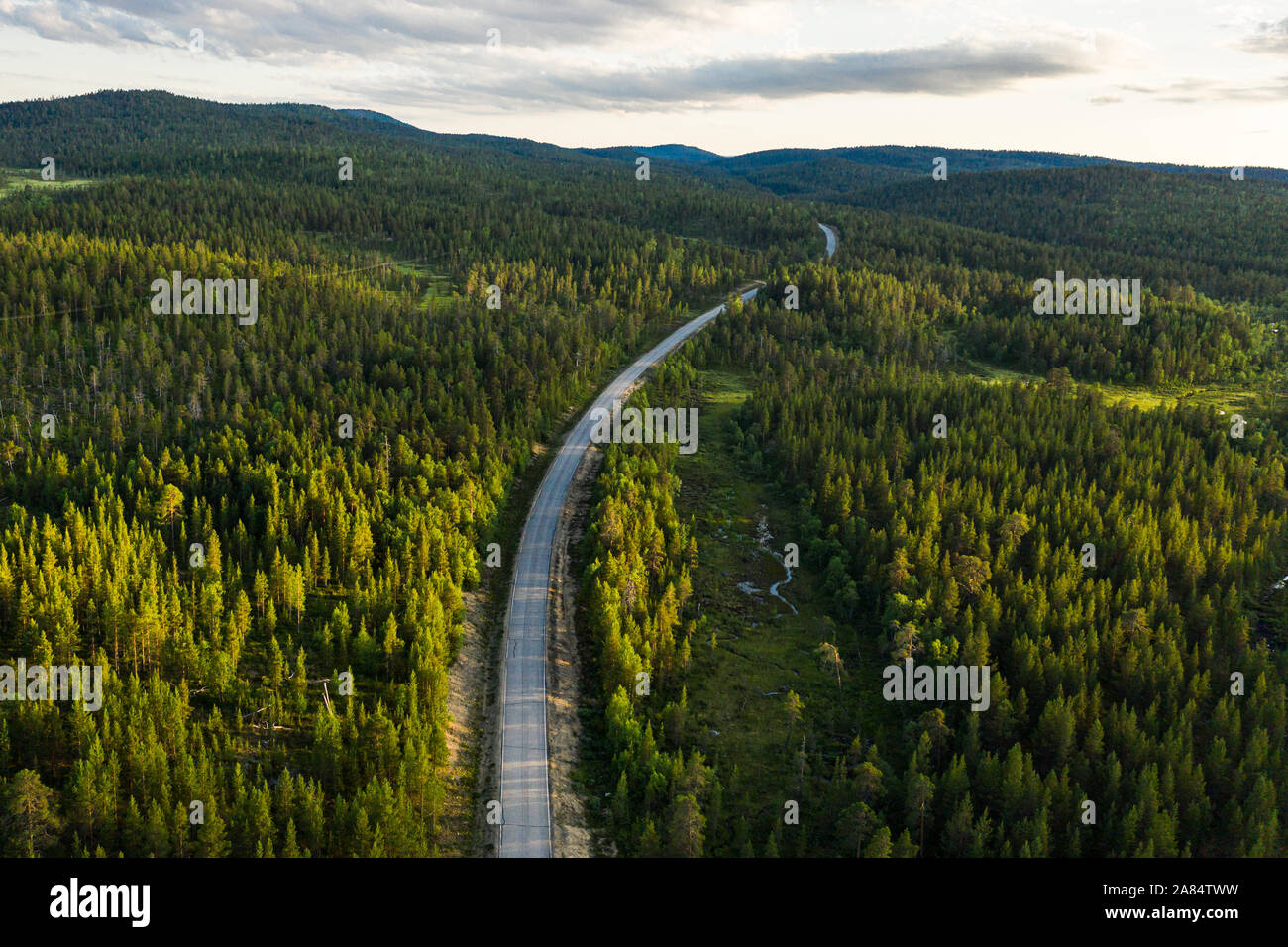 Eine Straße führt durch die finnische Landschaft Stockfoto