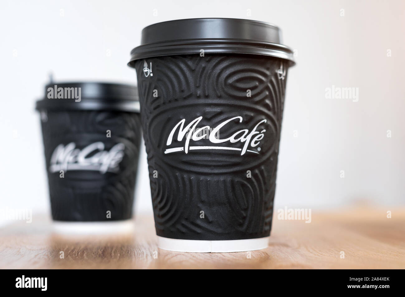 Kiew, Ukraine/November 06, 2019: McDonald's Kaffee in Schwarz tassen McCafe  auf Holztisch auf hellen Hintergrund Stockfotografie - Alamy