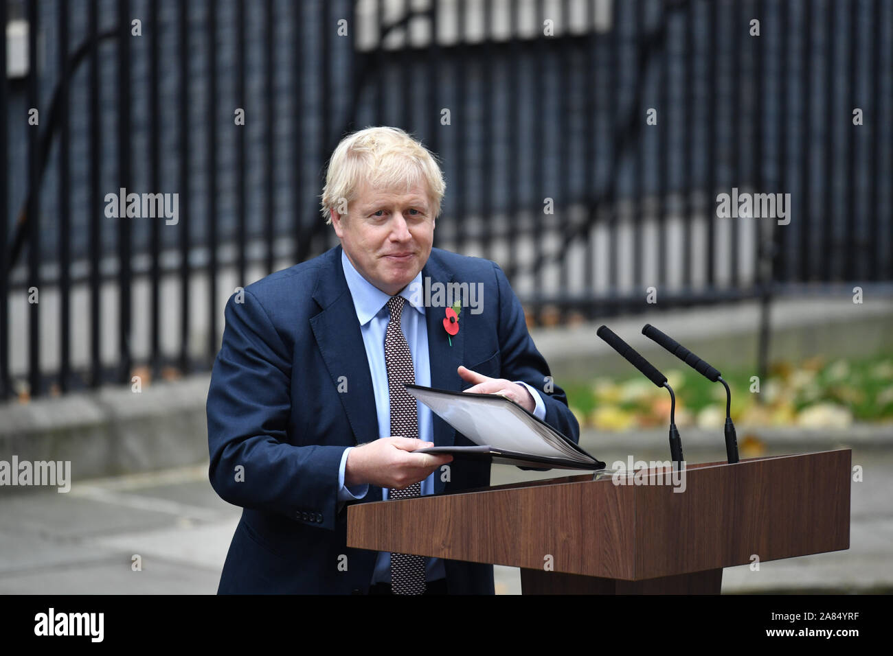 Premierminister Boris Johnson beendet seine Rede in der Londoner Downing Street nach einer Audienz bei Königin Elizabeth II. im Buckingham-Palast, die den offiziellen Beginn der allgemeinen Wahl markiert. Stockfoto