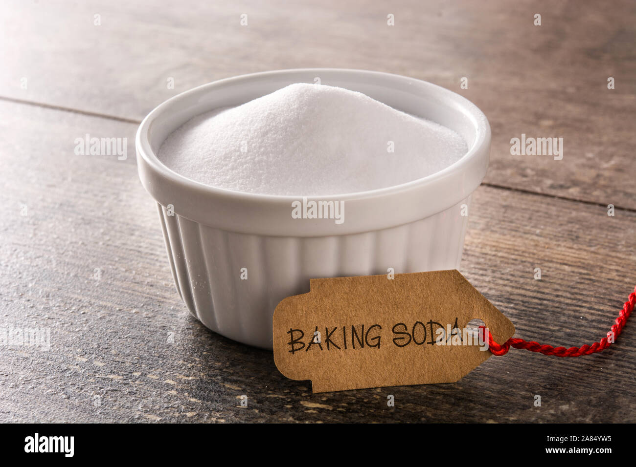 Natron in Weiß Schüssel auf Holztisch. Stockfoto
