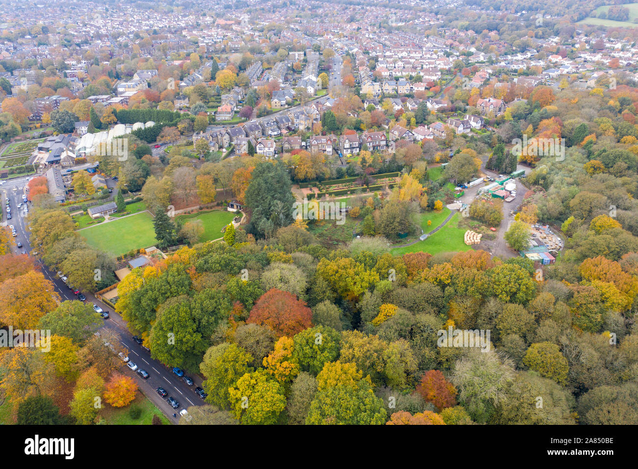Von oben nach unten Luftbild im Herbst zeigen die schönen Herbst Herbst Farben eines Park und Teich gegenüber von einem Golfplatz in Leeds als Roundhay Gleichheit bekannt Stockfoto