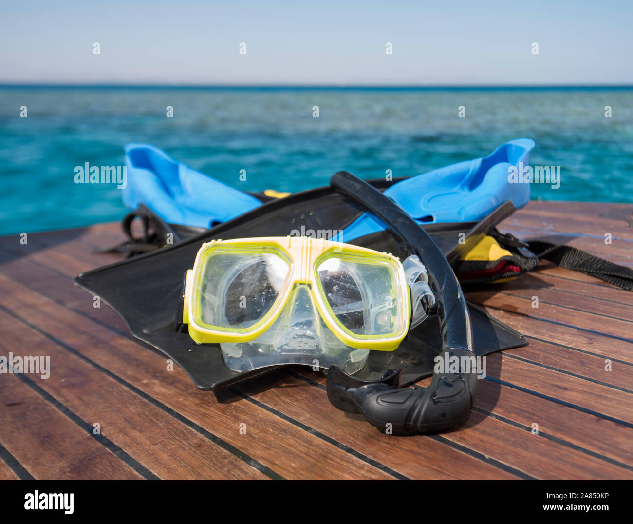 Maske, Schnorchel und Flossen auf der Rückseite teak holz- Deck von Luxusyacht für Freizeit Spaß auf tropischen Meeres Stockfoto