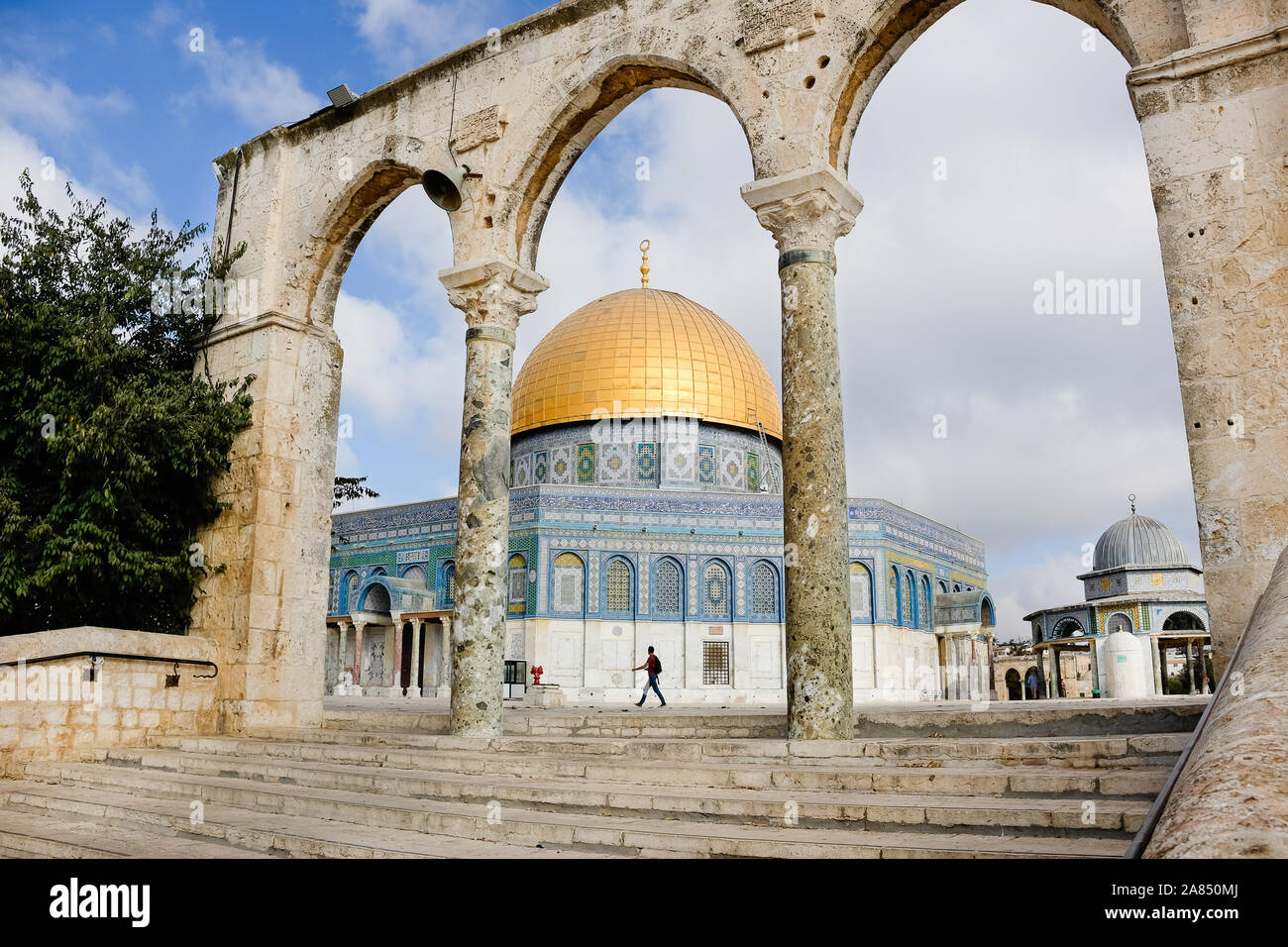 Felsendom von Bögen umrahmt Stockfoto