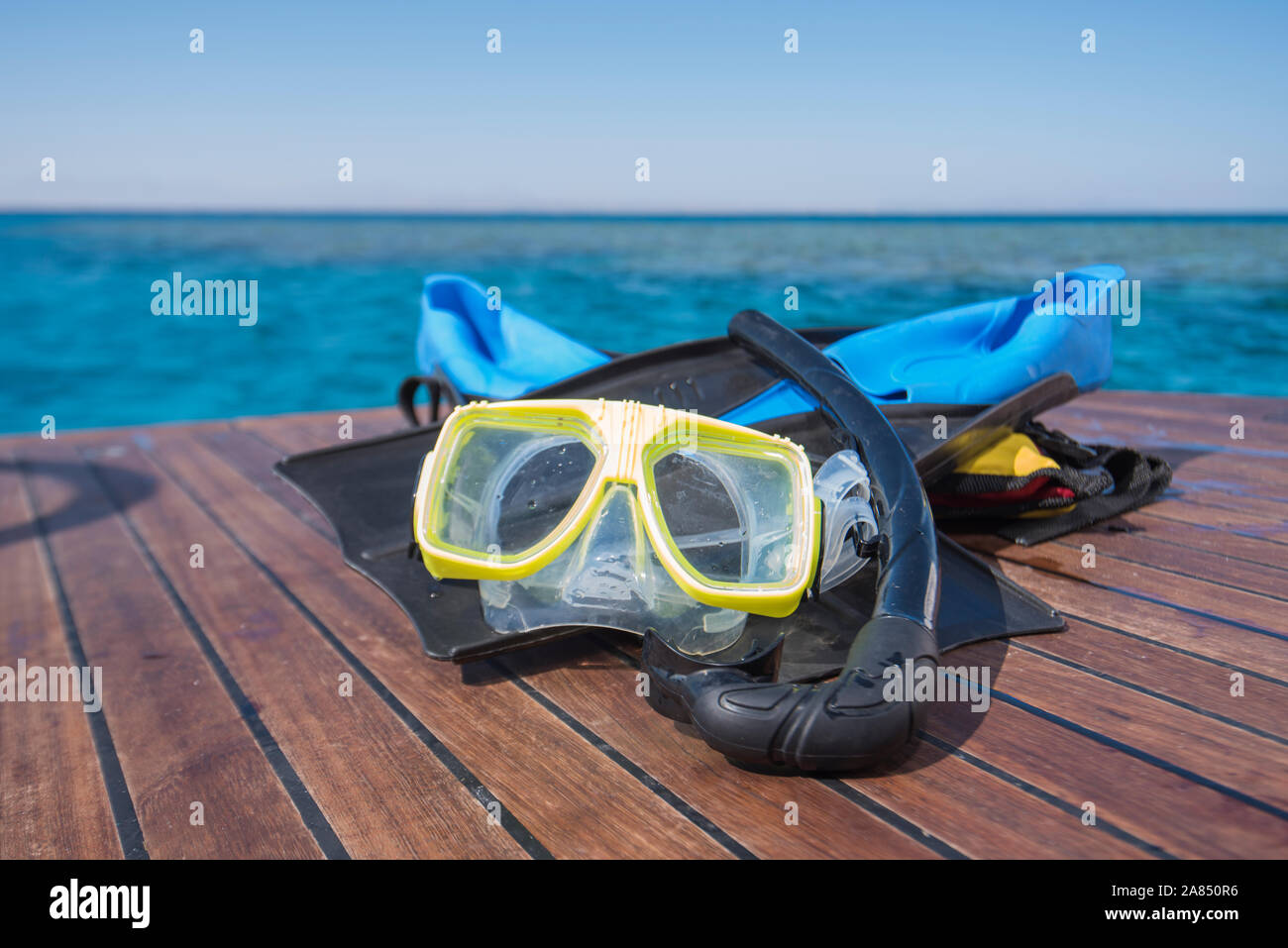 Maske, Schnorchel und Flossen auf der Rückseite teak holz- Deck von Luxusyacht für Freizeit Spaß auf tropischen Meeres Stockfoto