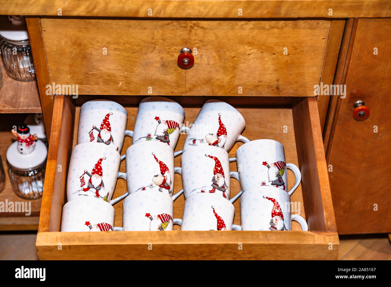 Cups mit santa claus Zeichnung in Holz- Schublade Stockfoto