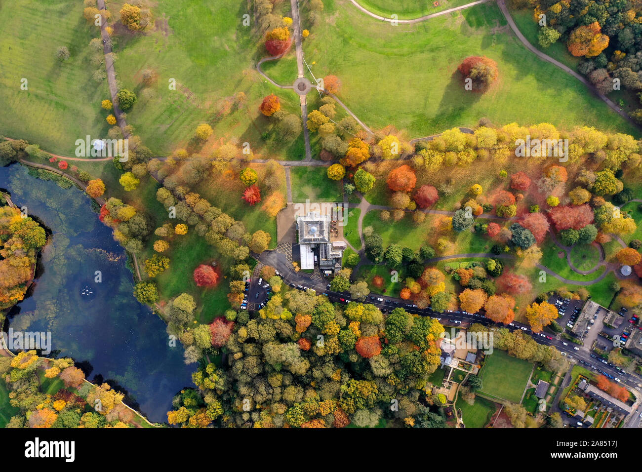 Luftbild im Herbst zeigen die schönen Farben des Herbstes von einem Park in Leeds bekannt als Roundhay Park in West Yorkshire Großbritannien zeigt die Mansion Hotel ein Stockfoto
