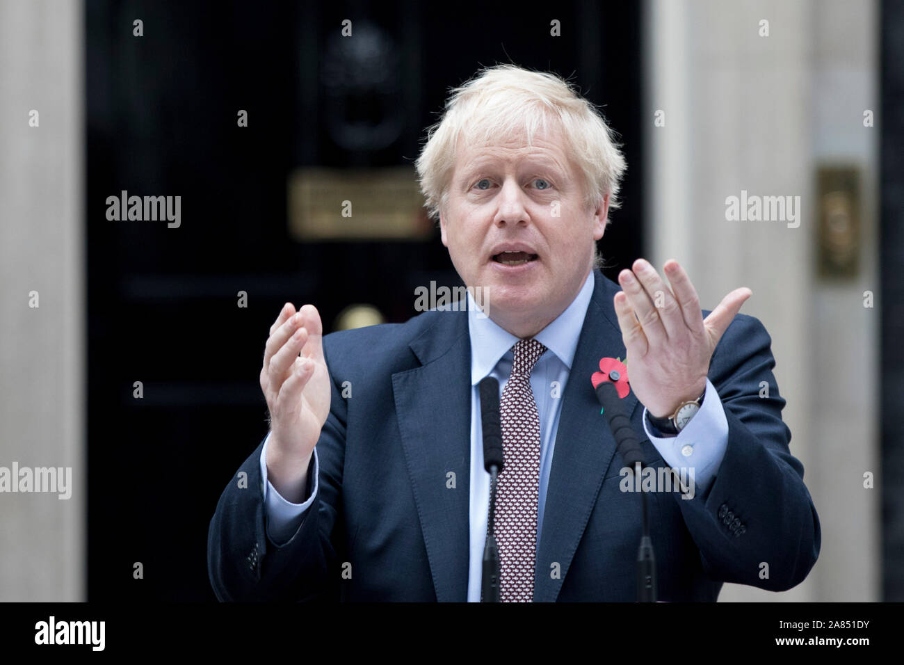 Premierminister Boris Johnson sprechen in der Londoner Downing Street nach einer Audienz bei Königin Elizabeth II. im Buckingham-Palast, die den offiziellen Beginn der allgemeinen Wahl markiert. Stockfoto