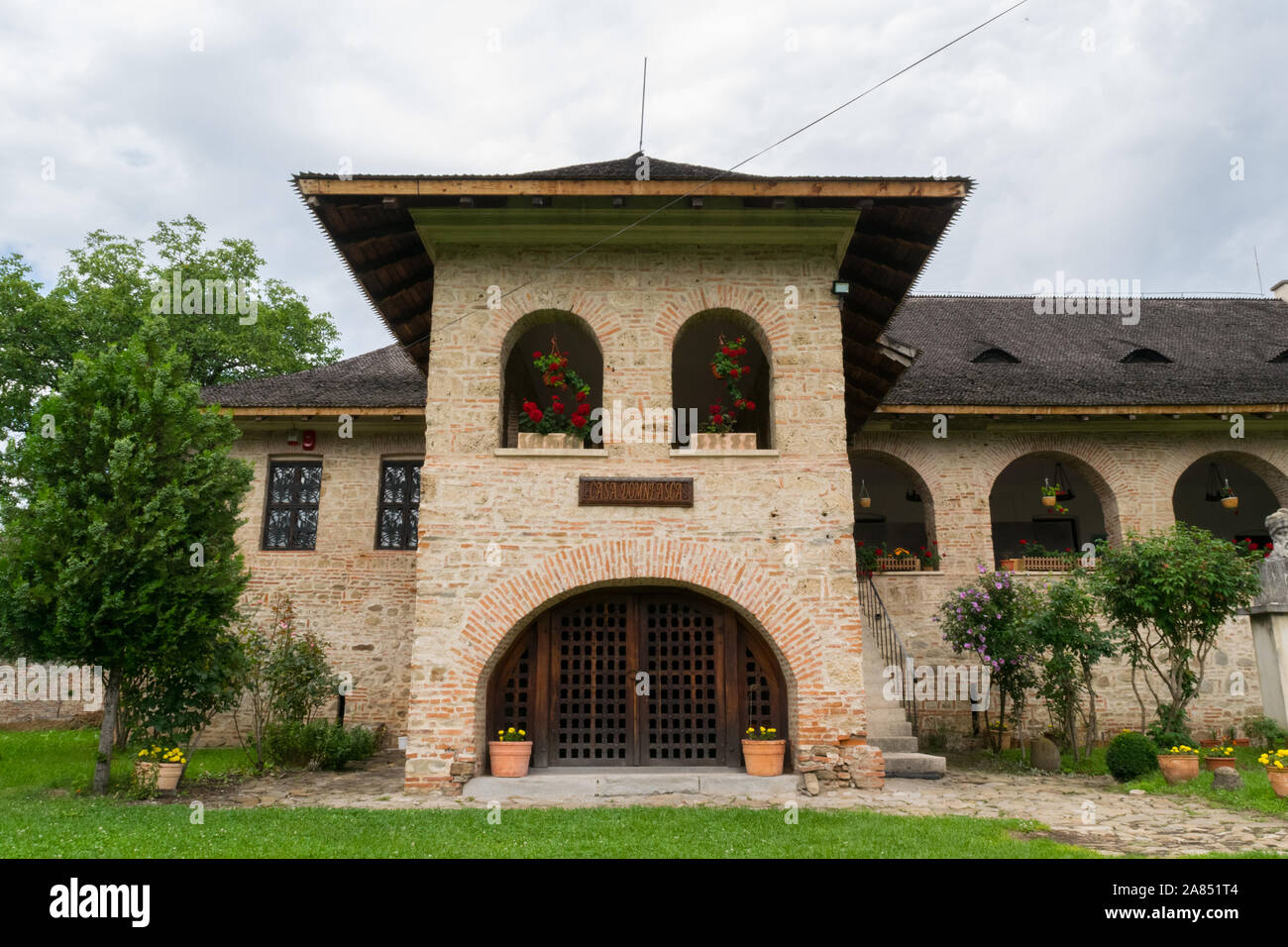 Brebu, Prahova, Rumänien - August 04, 2019: The Royal House Museum Gebäude aus den Brebu Klosteranlage in Brebu, Prahova liegt. Stockfoto