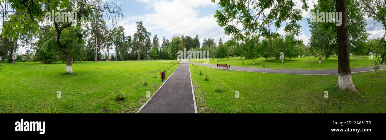 Panoramablick auf grünen Rasen in öffentlichen Park Stockfoto