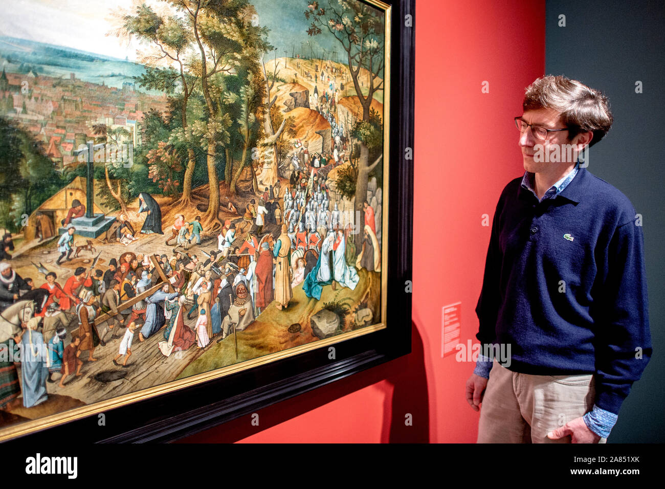 Braunschweig, Deutschland. 06 Nov, 2019. Armin Lang, freiberuflicher Restaurator, steht vor dem Gemälde "Das Kreuz Christi" des Künstlers Pieter Brueghel der Jüngere von 1629 in einer Ausstellung im Herzog Anton Ulrich Museum. Die großformatige Malerei hat im Depot des Herzog Anton Ulrich Museum gespeichert Seit dem 19. Jahrhundert, schwer beschädigt, und wurde erst jetzt umfassend restauriert. Credit: Hauke-Christian Dittrich/dpa/Alamy leben Nachrichten Stockfoto