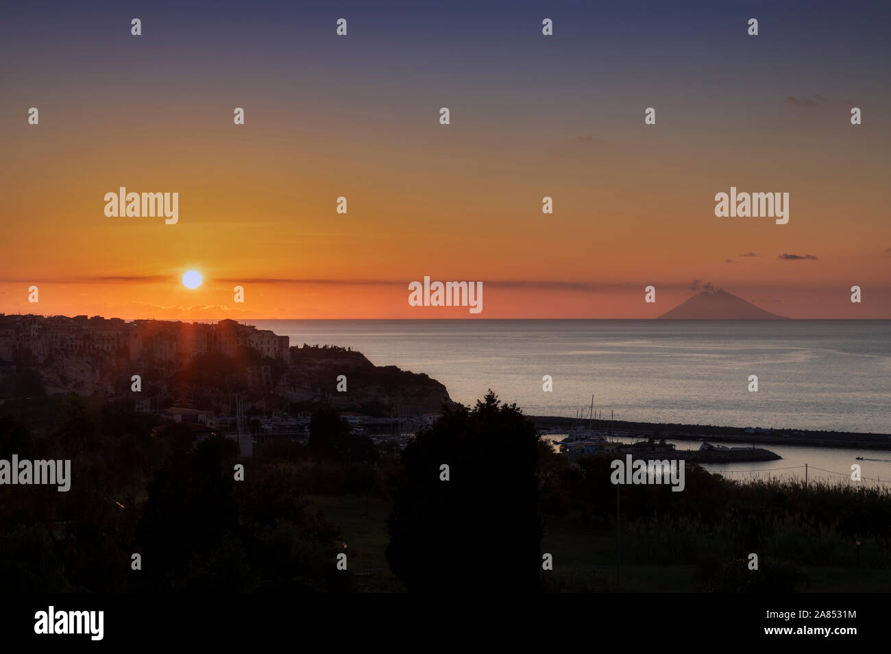 Zuerst in der Reihenfolge der fünf Bilder von Sonnenuntergang über dem Meer in Tropea Italien Stockfoto