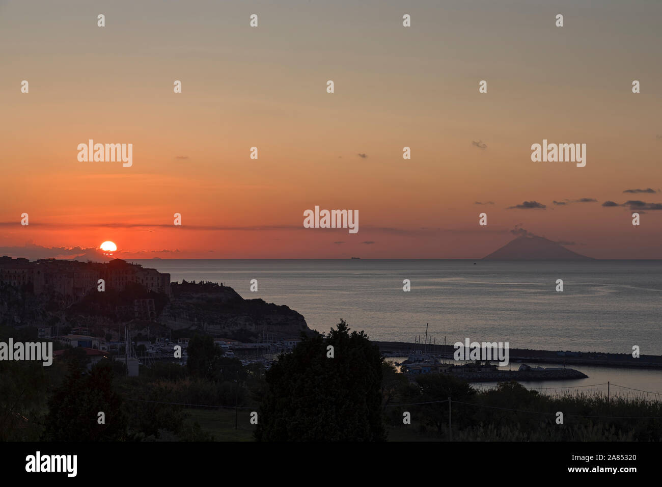 An zweiter Stelle in der Reihenfolge der fünf Bilder von Sonnenuntergang über dem Meer in Tropea Italien Stockfoto
