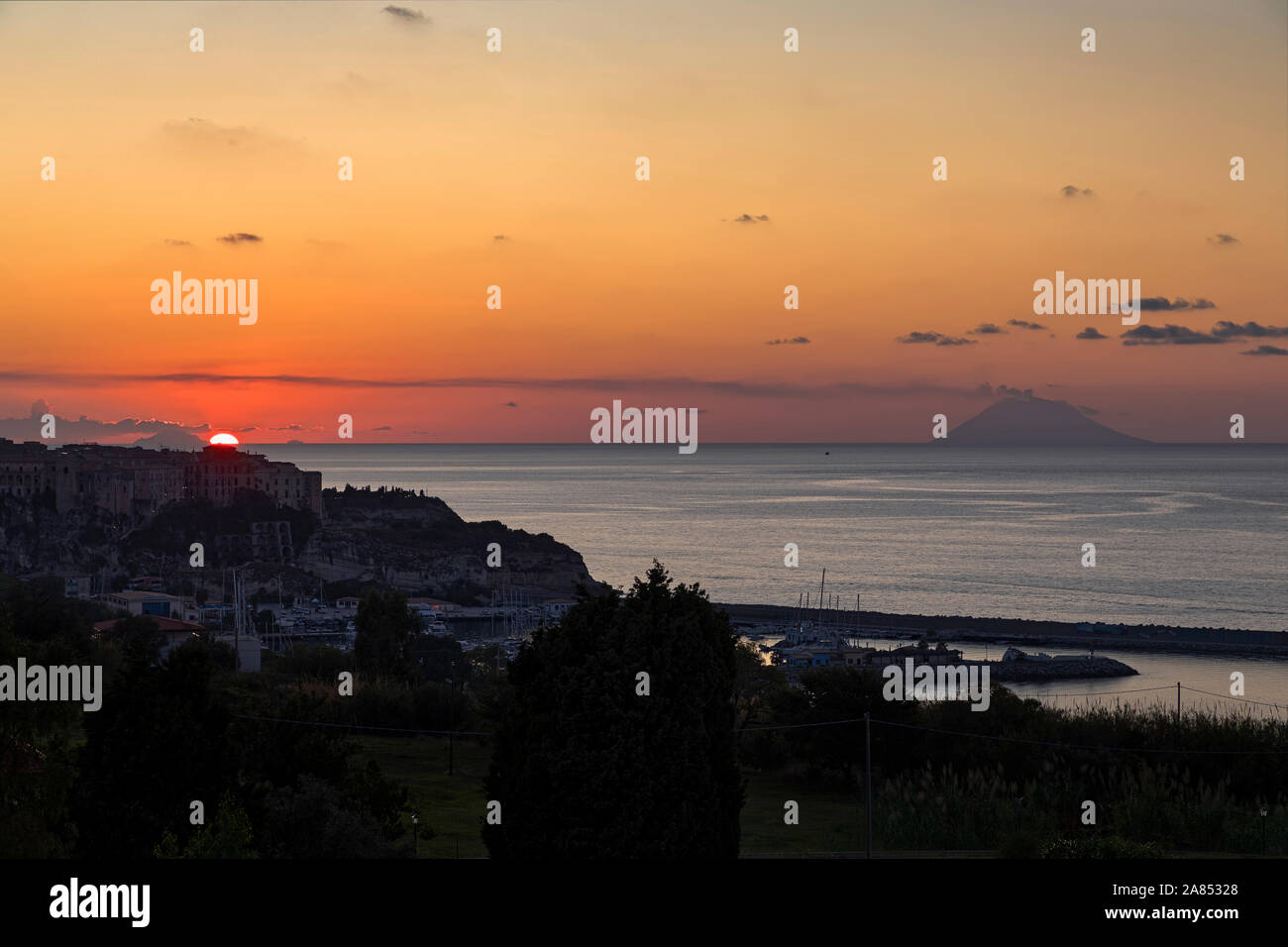 Dritte in Folge von fünf Bilder von Sonnenuntergang über dem Meer in Tropea Italien Stockfoto