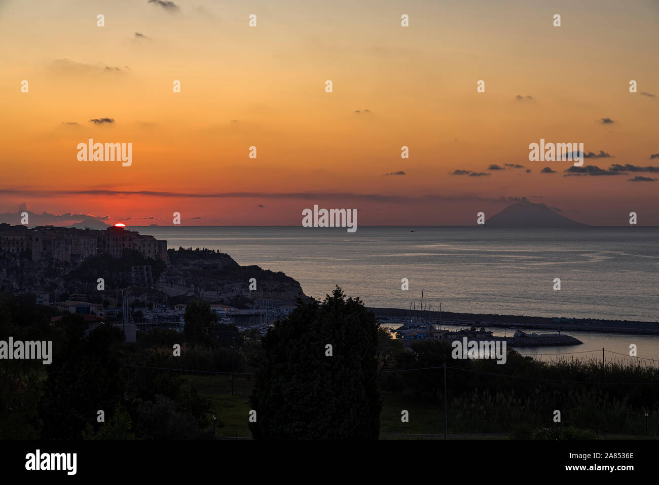 Vierte in Folge von fünf Bilder von Sonnenuntergang über dem Meer in Tropea Italien Stockfoto