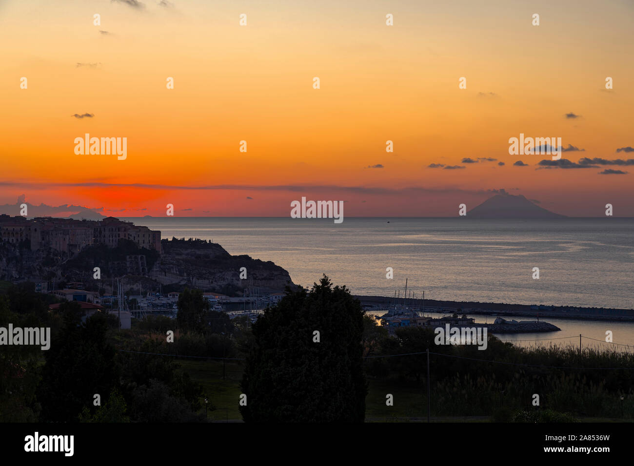 Fünfte in Folge von fünf Bilder von Sonnenuntergang über dem Meer in Tropea Italien Stockfoto