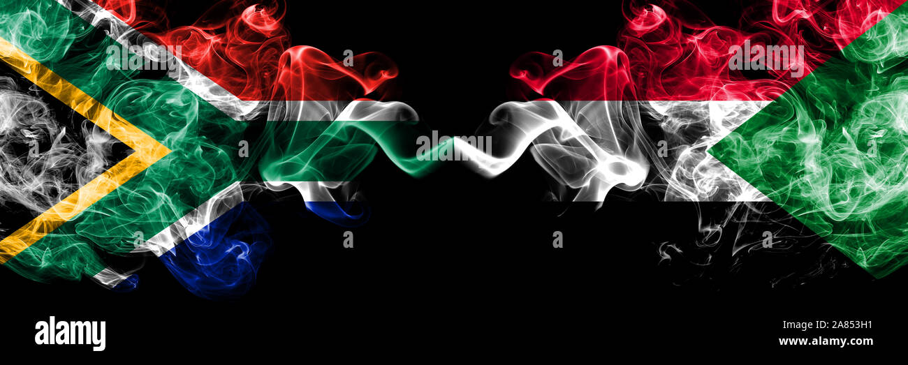 Südafrika vs Sudan sudanesische Smoky mystic Flaggen nebeneinander. Dicke farbige seidig abstrakt Rauch flags Konzept Stockfoto