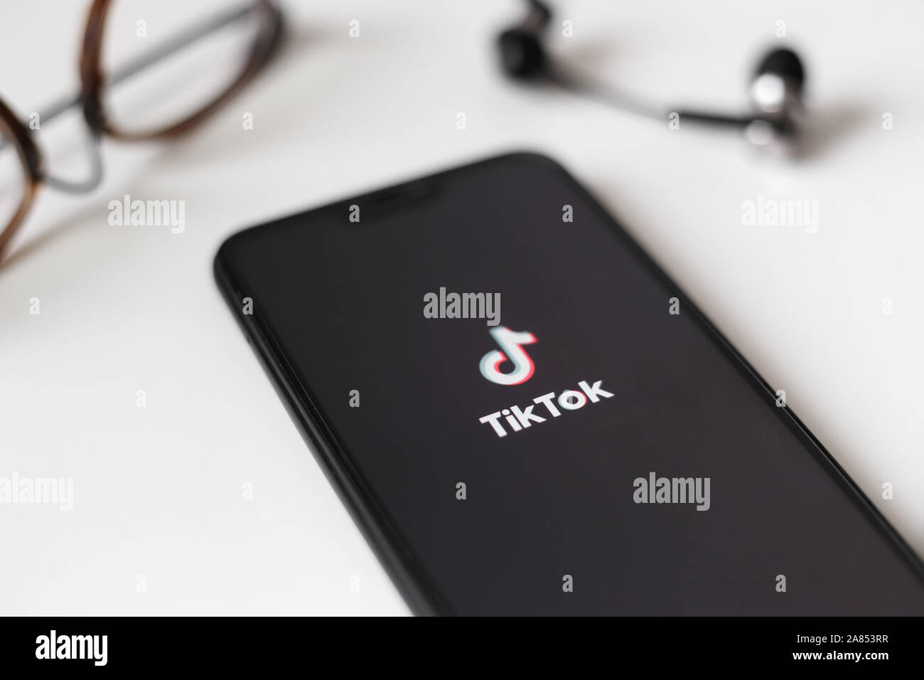 Minsk, Weißrussland - November 06, 2019 - Tik Tok App starten am Telefon. Nahaufnahme. Stockfoto