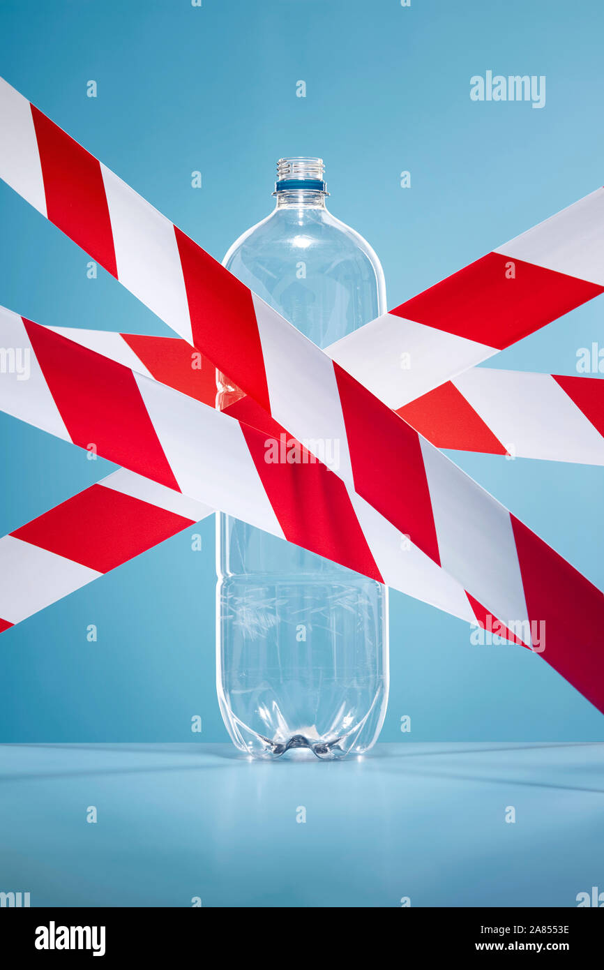 Rote und weiße Klebeband zur Abdeckung Kunststoff Trinkflasche Stockfoto