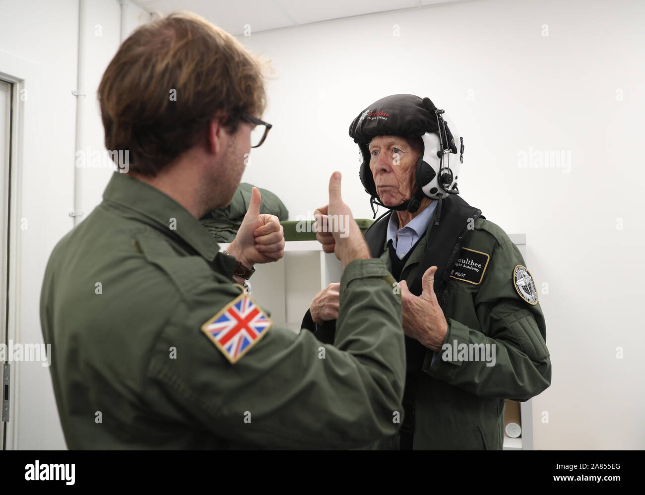 RAF-Veteran John allinson ist mit einem Helm vor einem Flug in eine Spitfire im Solent Flughafen, der die "Ehrgeiz einer Lebenszeit', indem Sie auf einen Flug in eine Spitfire organisiert als Dankeschön für seine "elfless "Fürsorge für seine Frau erreicht hat. PA-Foto. Bild Datum: Mittwoch, 6. November 2019. John allinson, aus Reading, Berkshire, war die Chance, in das Kampfflugzeug fliegen, nachdem seine Enkelin kontaktiert die Red Letter Days Geschenk Gesellschaft erleben. Die 85-Jährige, die in der militärischen Polizei für fünf Jahre ab dem Alter von 17 Jahren serviert und erreichte den Rang eines Corporal, nahm seine fli Stockfoto