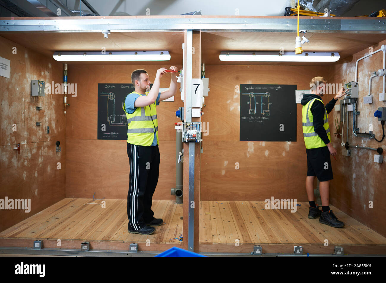 Männliche Elektriker Studenten üben in Werkstatt Stockfoto