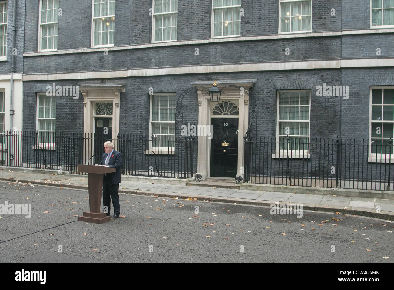 Westminster London, UK. 6. November 2019. Premierminister Boris Johnson macht eine Aussage zu den Medien außerhalb 10 Downing Street im Bundestagswahlkampf offiziell starten Nach einer Audienz bei Ihrer Majestät Königin Elizabeth am Buckingham Palace vielversprechende Brexit zu liefern und am Ende die Lähmung im Parlament. Amer ghazzal/Alamy leben Nachrichten Stockfoto