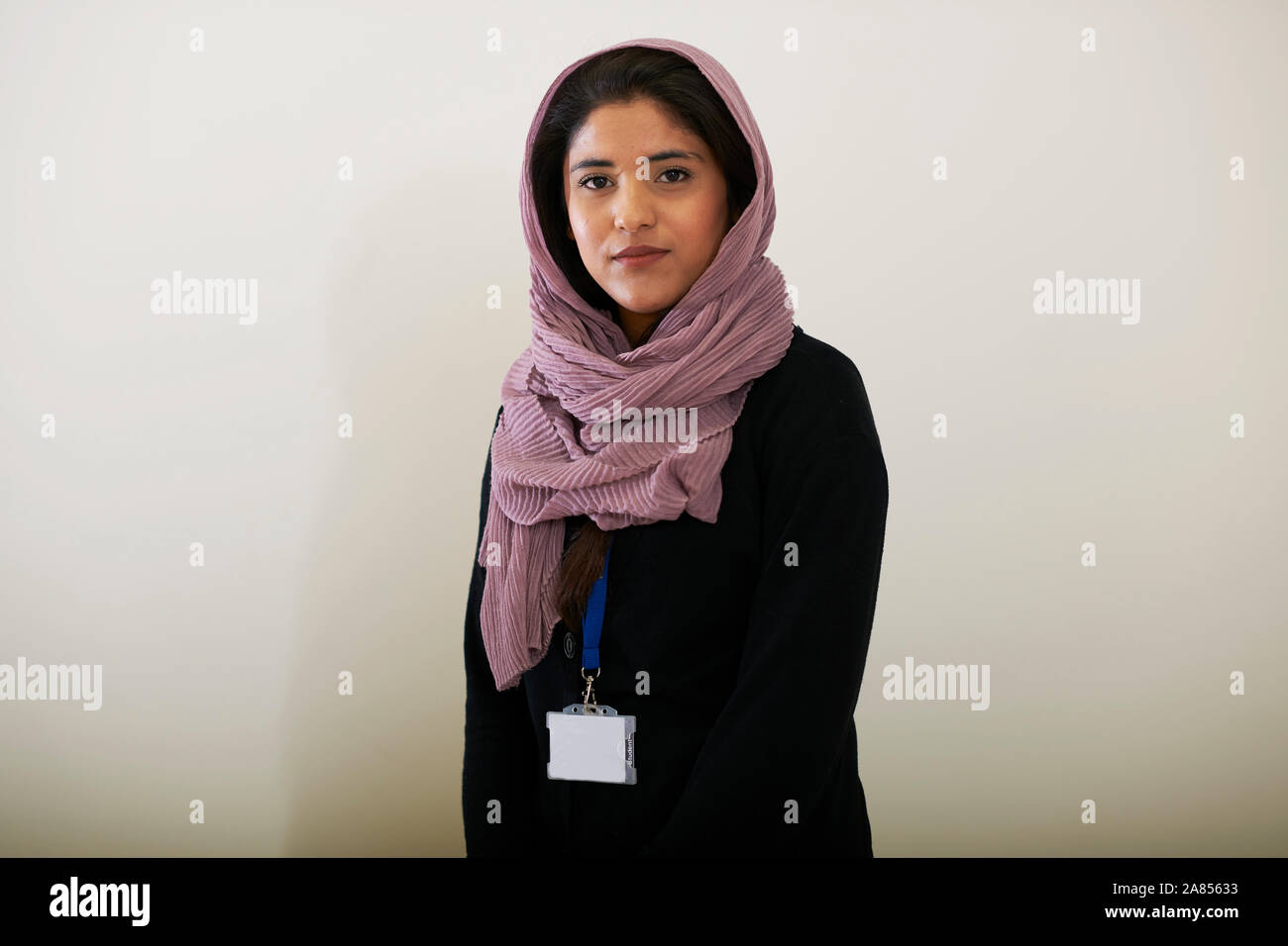 Portrait selbstbewussten jungen Frau hijab tragen Stockfoto