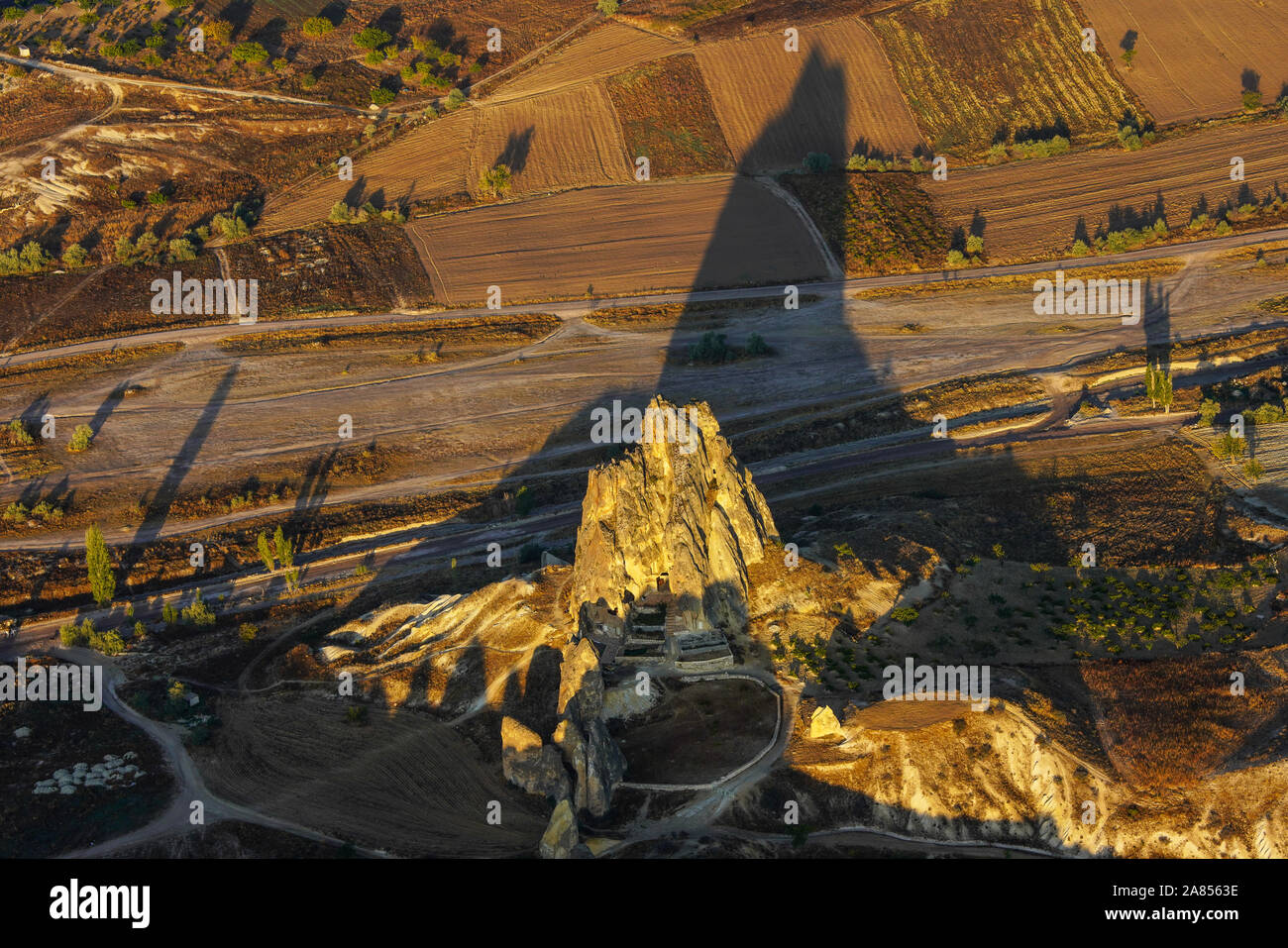 Erhöhten Blick auf Rock Kirche und erodierten Landschaft rund um bei Sonnenaufgang, Göreme Open Air Museum, Kappadokien, Türkei. Stockfoto