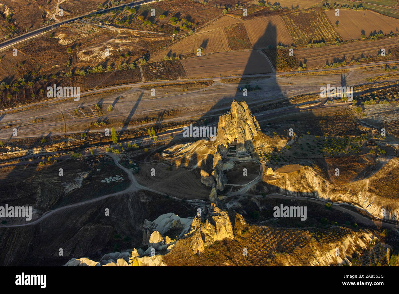 Erhöhten Blick auf Rock Kirche und erodierten Landschaft rund um bei Sonnenaufgang, Göreme Open Air Museum, Kappadokien, Türkei. Stockfoto