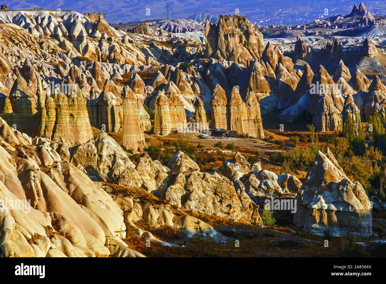 Anzeigen von erodierten Landschaft bei Sonnenaufgang, Kappadokien, Türkei erhöht. Stockfoto
