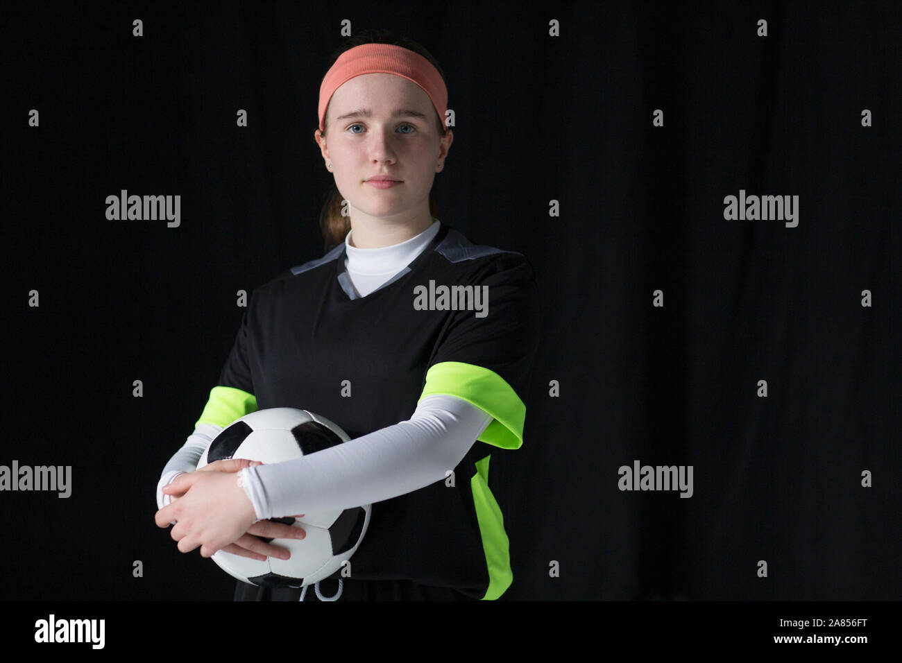 Portrait zuversichtlich Jugendmädchen Fussball Spieler mit Ball Stockfoto