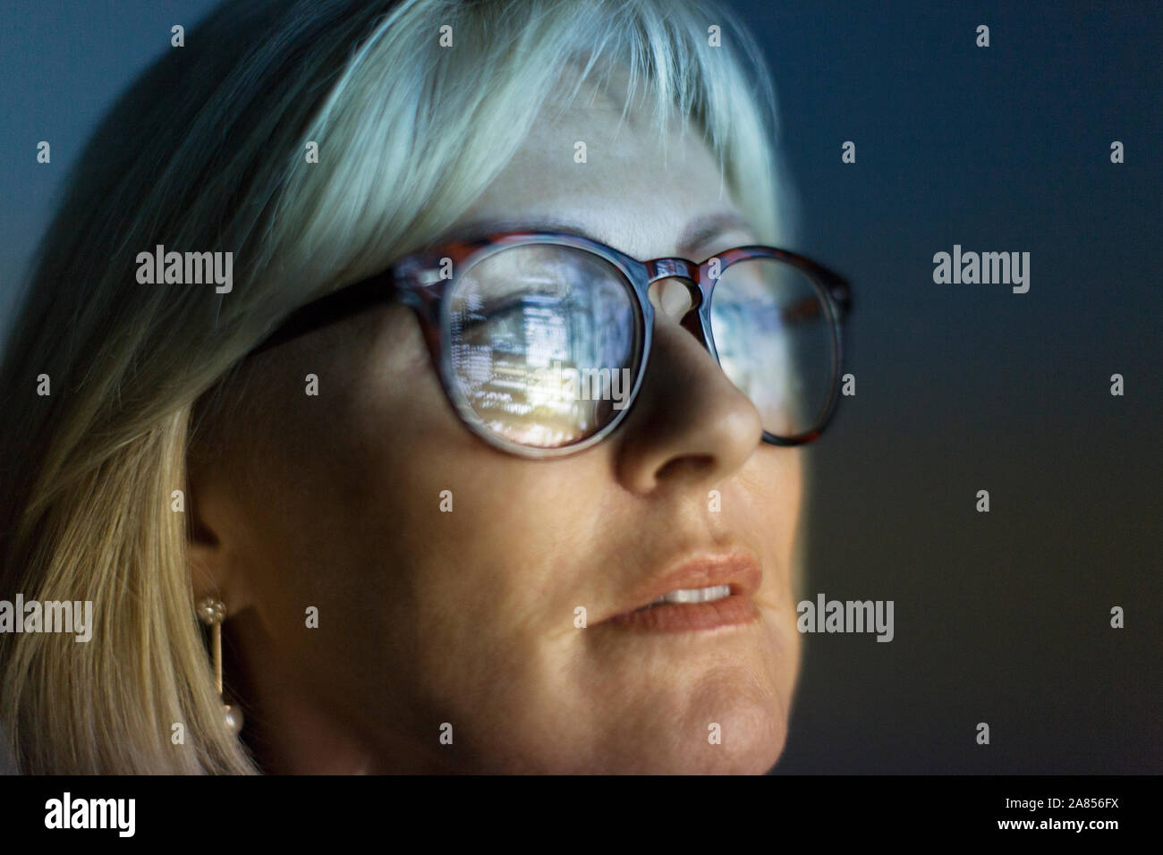 Close up Reflexion der Bildschirm in fokussierten Geschäftsfrau des Versorgungsbereichs für Brillen Stockfoto