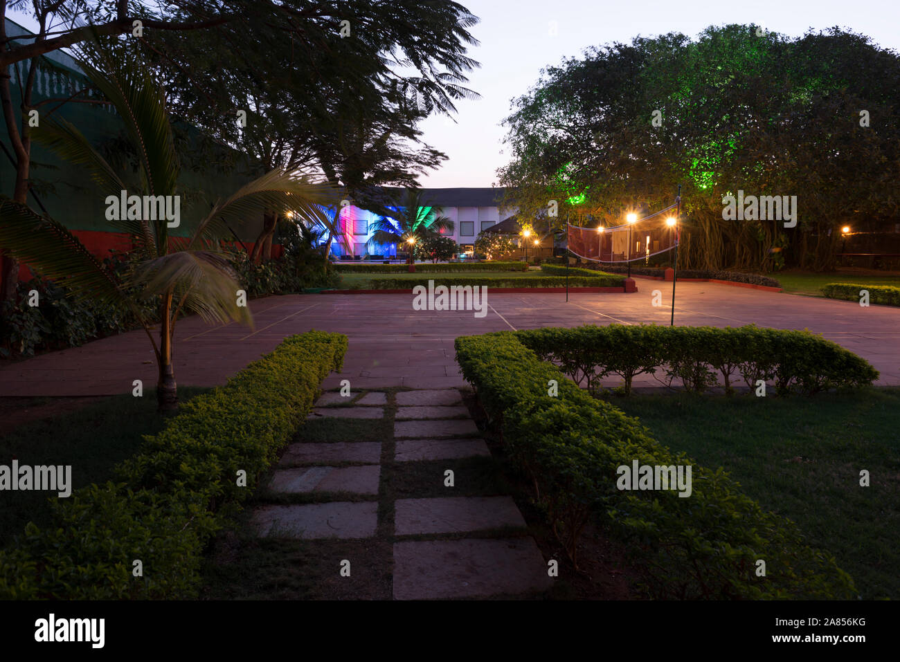 Nacht/Abend/twilight Schuß von Zimmer mit Garten, Liegewiese und Restaurant der gehobenen Luxus Resort. La Calypso, Baga Beach, Goa, Indien. Stockfoto