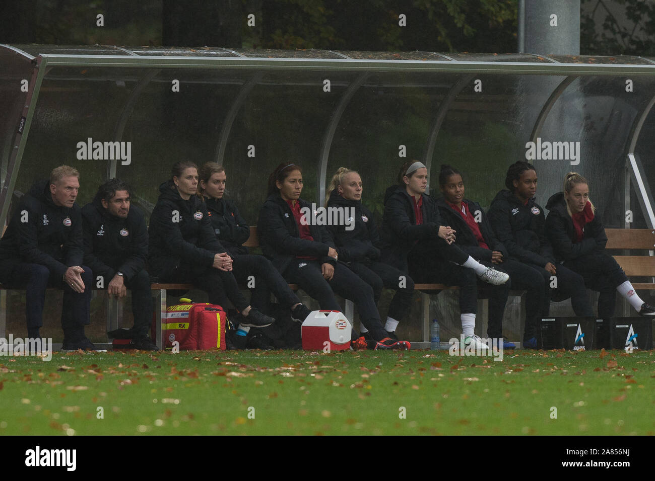 november 2019 Eindhoven, Niederlande Soccer Niederländische Frauen Eredivisie PSV / Alkmaar Soccer Eredivisie Vrouwen Saison 2019-2020 L-R Cecilia Santiago vom PSV Vrouwen - Yvonne van Schijndel vom PSV Vrouwen - Chelsea Burns vom PSV Vrouwen - Dominique Bond Flasza vom PSV Vrouwen - Kaycie Tillman vom PSV Vrouwen - Rachel Cuschieri von PSV Vrouwen Stockfoto