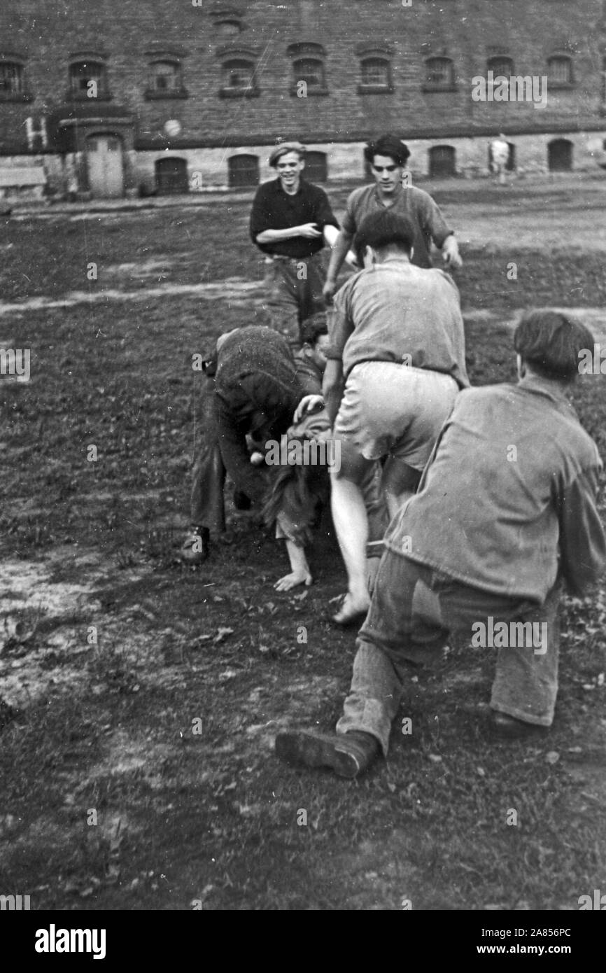 Häftlinge des Gefängnisses beschäftigen sich in ihrer Freizeit mit Ballsportart, Justizvollzugsanstalt Herford Deutschland 1950. Die Insassen des Gefängnisses sind dabei einige Ballsport in Ihrer freien Zeit, faciltity Justizvollzugsanstalt Herford Deutschland 1950. Stockfoto